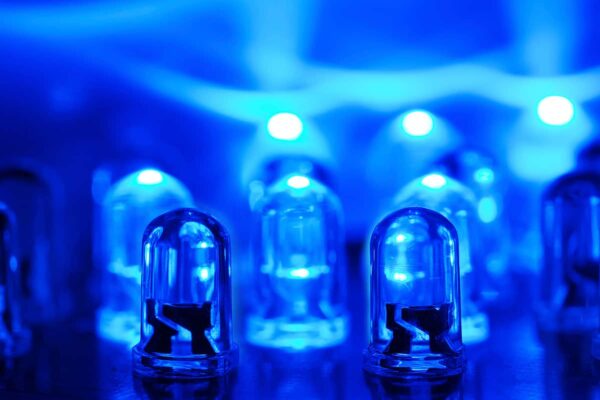 முதல் நீல LED விளக்கு உருவான கதை